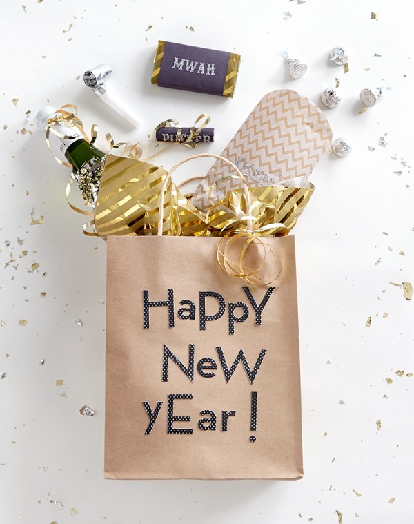 DIY New Years Eve ideas party favors paper bag chocolates sweets