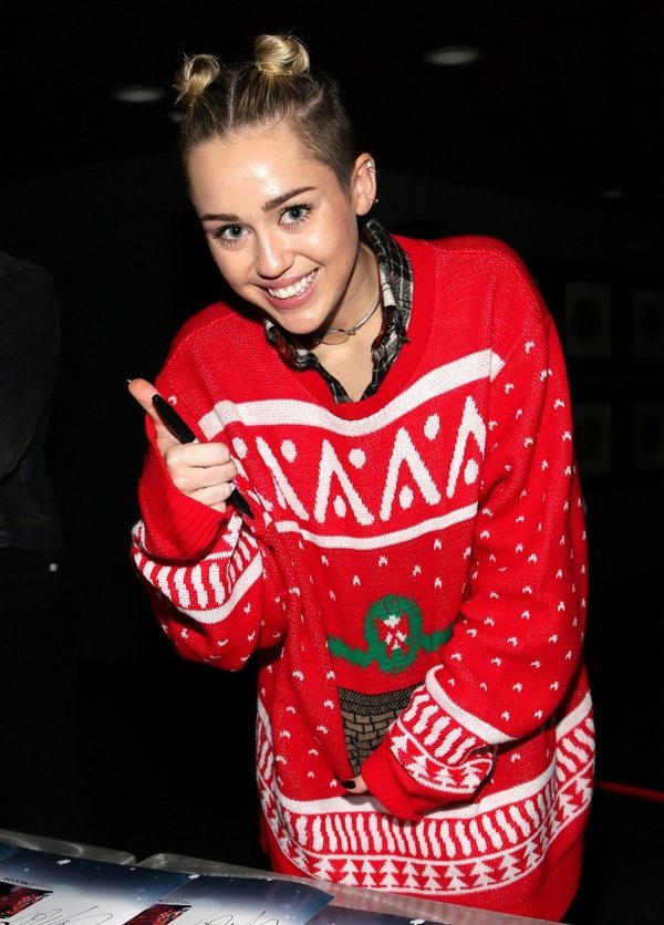 Miley Cyrus in ugly Christmas sweater