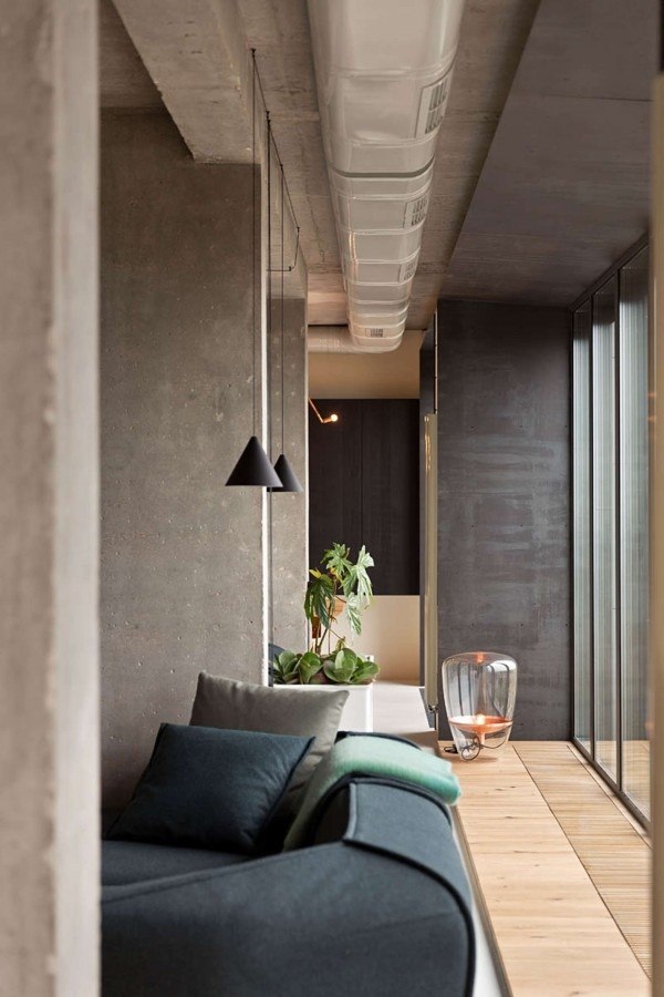Modern-penthouse-interior-design-open floor plan industrial lighting glass wall
