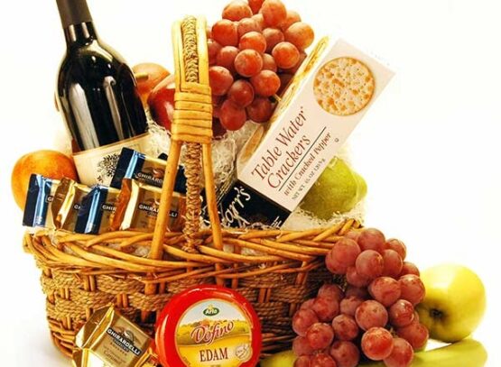 christmas-gift-basket-ideas-fruit-wine-cheese-gourmet-basket