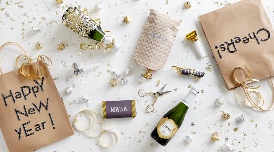 easy-creative-DIY-New-Years-Eve-party-favors-gift-bags-champagne