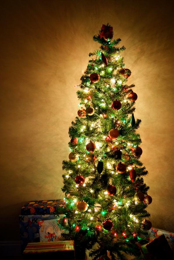 how to decorate-pencil-christmas-tree-red green-christmas-ornaments 