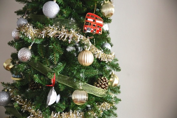 how to decorate-pencil-christmas-tree-festive-christmas-decorations