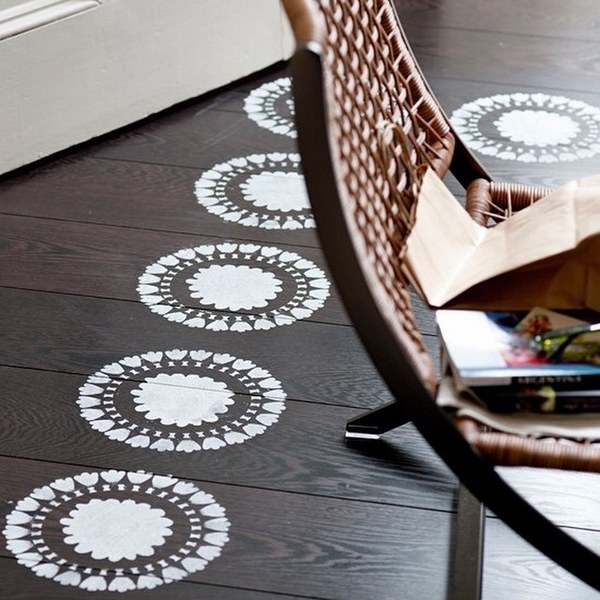 how to paint a wooden-floor-with-stencils 