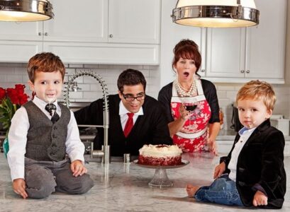 super-fun-Christmas-photo-ideas-family-photos-christmas-cake