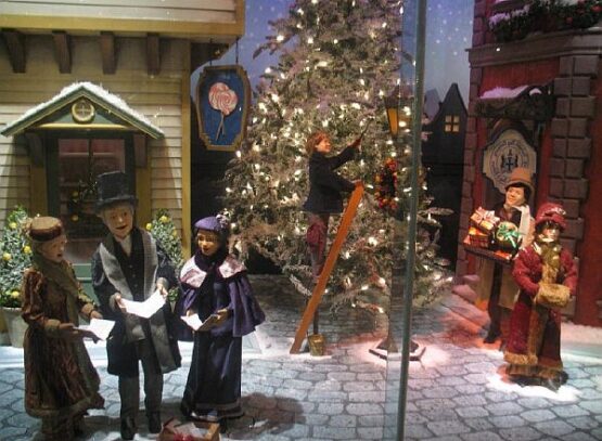 Traditional-Christmas-decorations-Victorian-Christmas-decorations-ideas-statuettes