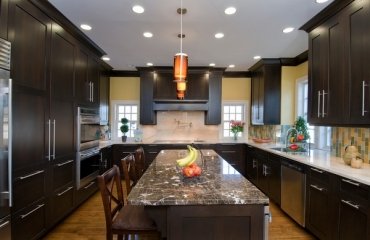 U-shaped-kitchen-design-ideas-black-cabinets-white-countertops