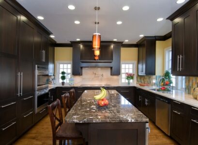 U-shaped-kitchen-design-ideas-black-cabinets-white-countertops