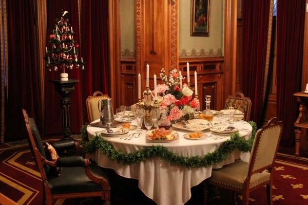 Victorian-style-Christmas-decorations-table-centerpiece-ideas-candles-flowers