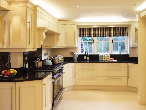 cream-shaker-style-kitchen-cabinets-black-countertops-modern-lighting-kitchen-design-ideas