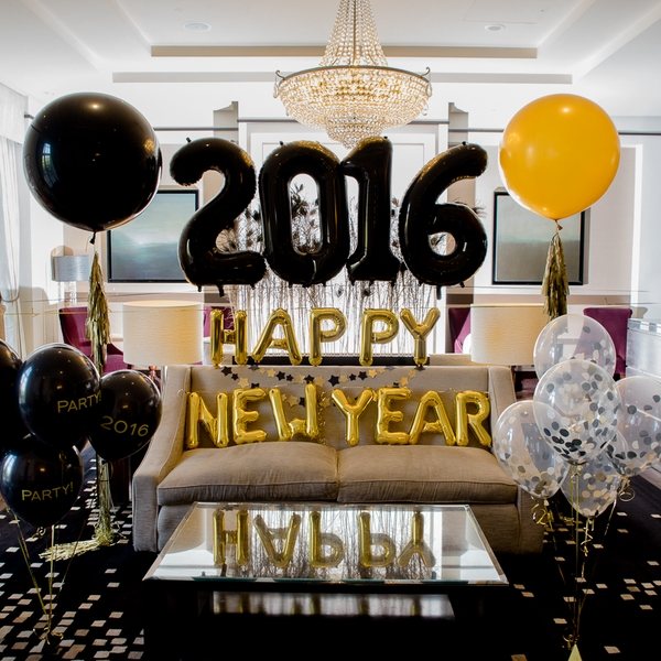 Festive balloon decorations  for a fabulous New  Year  s Eve  