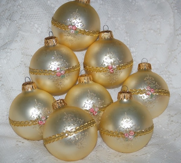 how to make Victorian style tree ornaments christmas balls