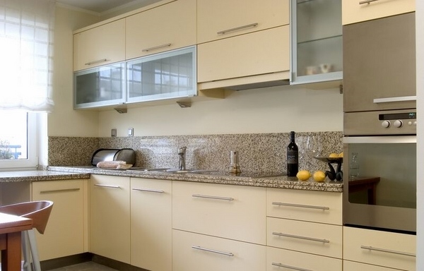 kitchen-cabinets-ideas-modern-kitchen-design-cream-cabinets-granite-countertops