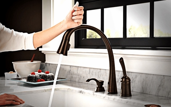 touch-free-kitchen-faucet-moen-touch-free-innovative-technology