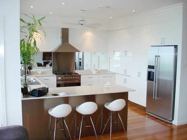 white kitchen design U shaped breakfast bar