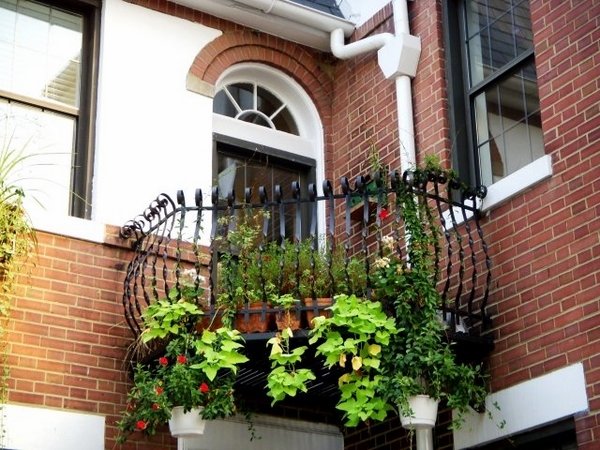 Small balcony decorating ideas metal railings hanging plants 