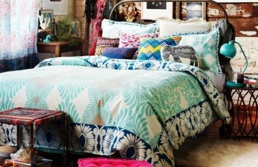 bohemian-bedroom-decor-ideas-colorful-bedding-floor-cushions