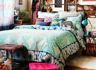 bohemian-bedroom-decor-ideas-colorful-bedding-floor-cushions