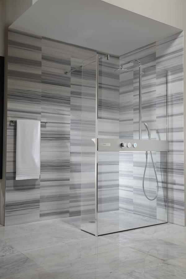 contemporary-bathroom-design gray wall tiles-curbless-shower
