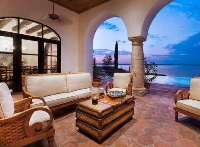 mediterranean-style-patio-decor-ideas-Saltillo-tile-floor-outdoor-furniture-set