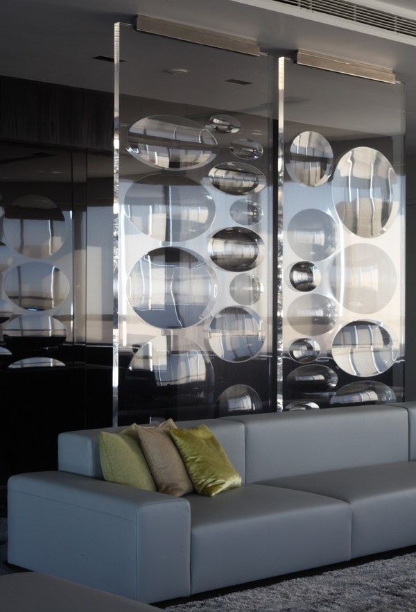 Glass room dividers – aesthetic appeal and practical home decor ideas