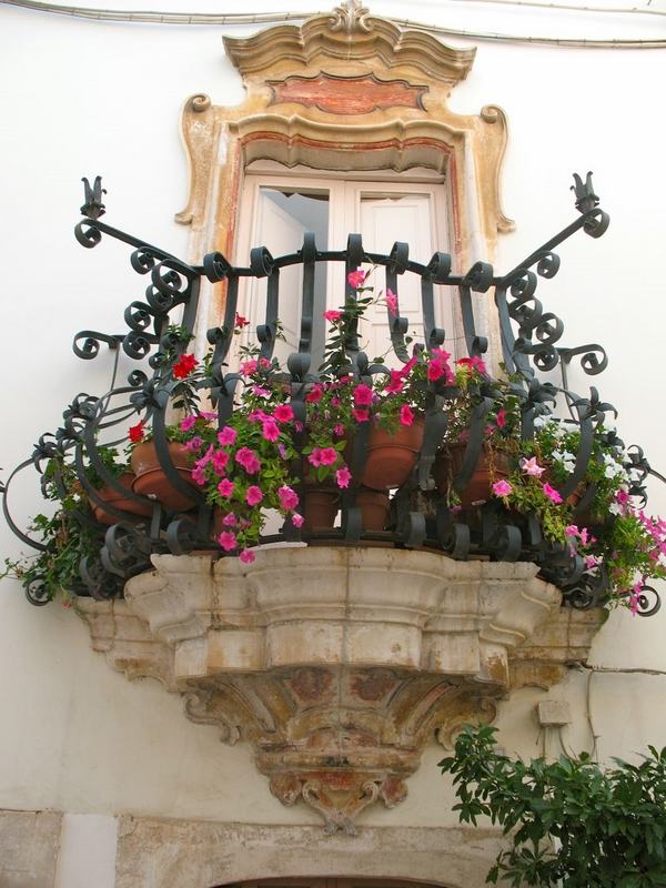 small balcony garden ideas romantic flowers juliet