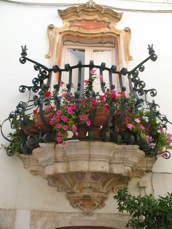 small-balcony-garden-ideas-romantic-flowers-juliet-balcony-ideas