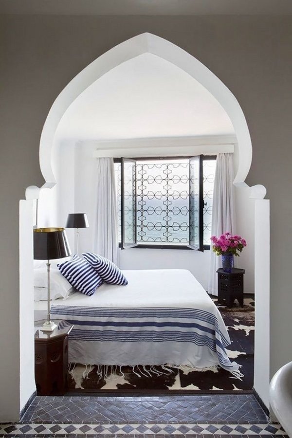 small-bedroom-decor-ideas-Moroccan-bedroom-decor-ideas-arched-door