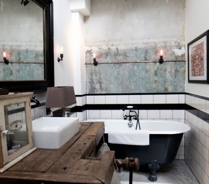 vintage-industrial-bathroom-decor-ideas-clawfoot-tub-wood-vanity-counter