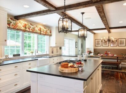 white-kitchen-design-faux-ceiling-beams-iron-lanterns-wood-floor