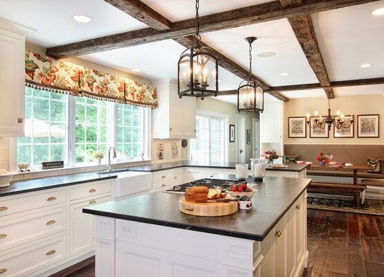 white-kitchen-design-faux-ceiling-beams-iron-lanterns-wood-floor