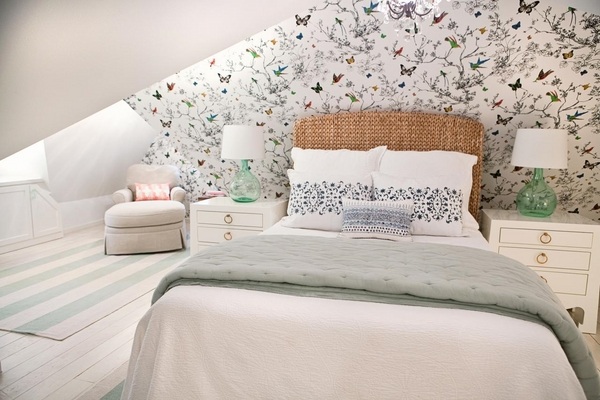 Attic-bedroom-design-ideas-seagrass-headboard-wallpaper-accent-wall