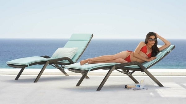 Rattan-sun-loungers-modern-pool-deck-sun-lounger-cushions