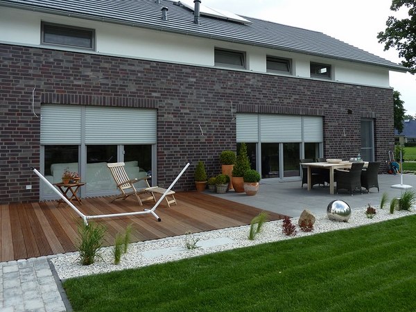 backyard landscaping ideas modern house exterior design wooden deck 