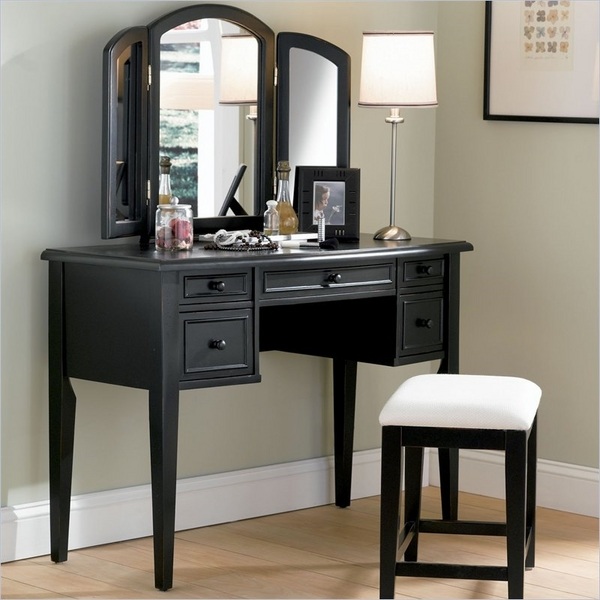 black-vanity-table-with-tri-fold-mirro-table-lamp 