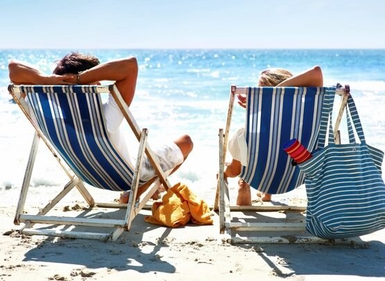 deck-chairs-ideas-classic-outdoor-furniture-folding-chairs-beach-chairs
