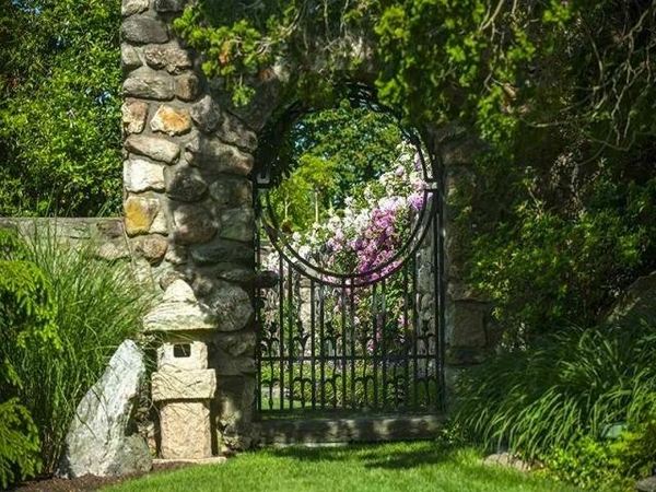 garden-decorating-ideas-unique-wrought-iron-garden-gate 