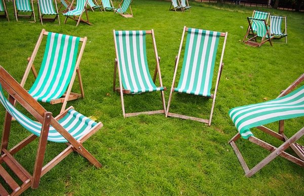 garden-furniture-ideas-deck-chairs-folding-chairs-green-white-stripes