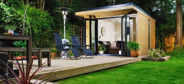 gorgeous-garden-room-with-wooden-deck-outdoor-furniture