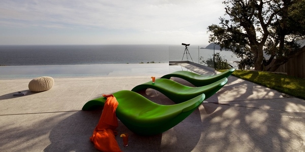 green-sun-loungers-modern-design-contemporary-patio-furniture-ideas