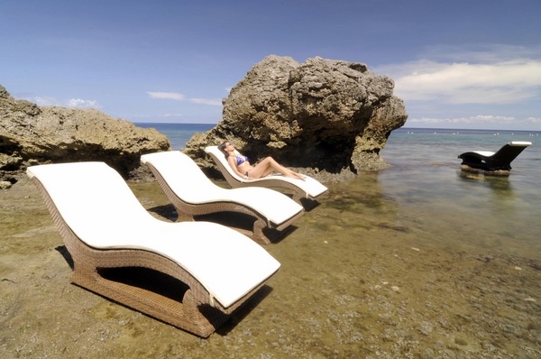 modern-sun-lounger-cushions-ideas-elegant-wave-shape-loungers