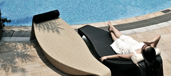 modern-sun-loungers-contemporary-pool-deck-furniture-ideas 