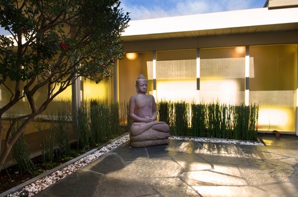 patio design ideas garden decor horsetail reed Budha statue