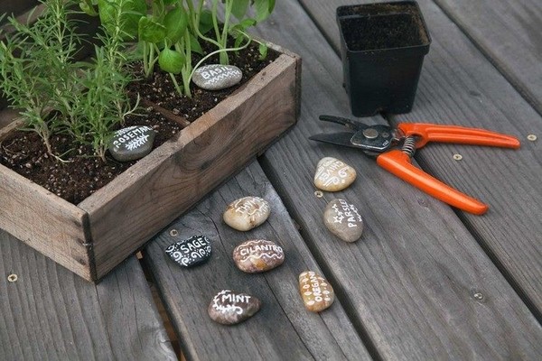 small-herb-garden-ideas-DIY-wooden-planter-patio-decorating-ideas