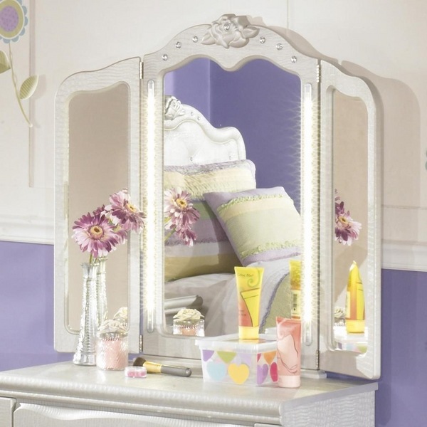 small-vanity-table-with-tri-fold-mirror-bedroom-furniture-ideas 