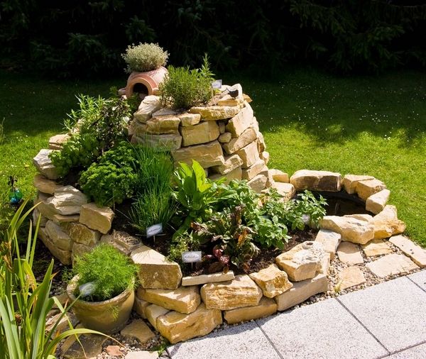 spiral-herb-garden-design-ideas-small-patio-landscape-garden-decor 