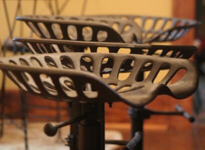 tractor-seat-bar-stools-vintage-furniture-ideas-industrial-decor