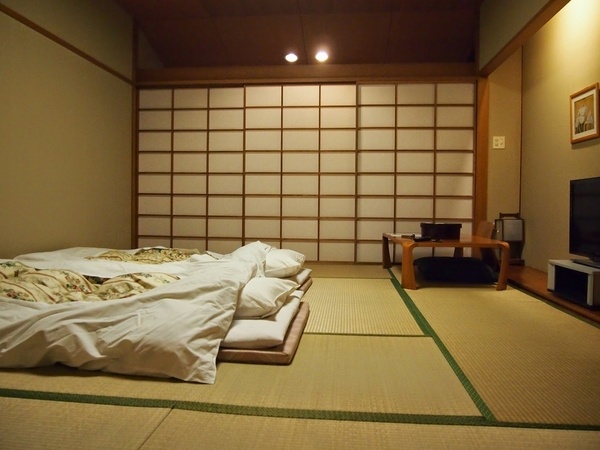 traditional japanese bedroom futon bed tatami floor cover
