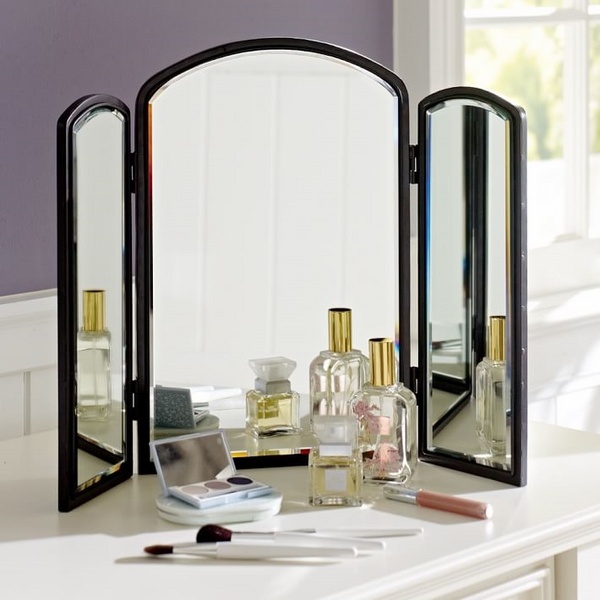 tri-fold-beauty-mirror-bedroom-ideas-white-dressing-table 