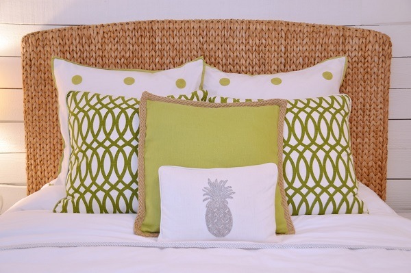 unique-seagrass-headboard-ideas-bedroom-decoration-decorative-pillows-tropical-accent